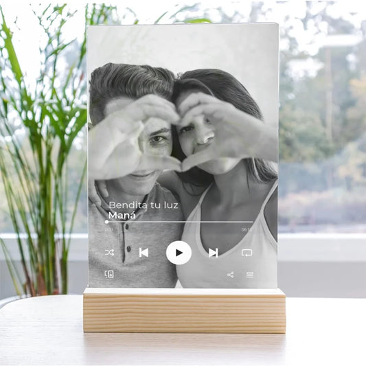 Placa de metacrilato con foto en blanco y negro con artista y canción
