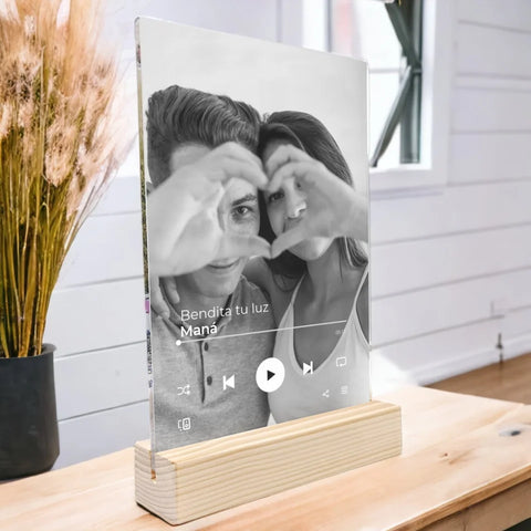 Placa de metacrilato con foto en blanco y negro con artista y canción