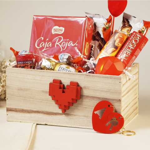 Caja de chocolates para enamorados. Pixel Love. Incluye llavero personalizado y corazón led