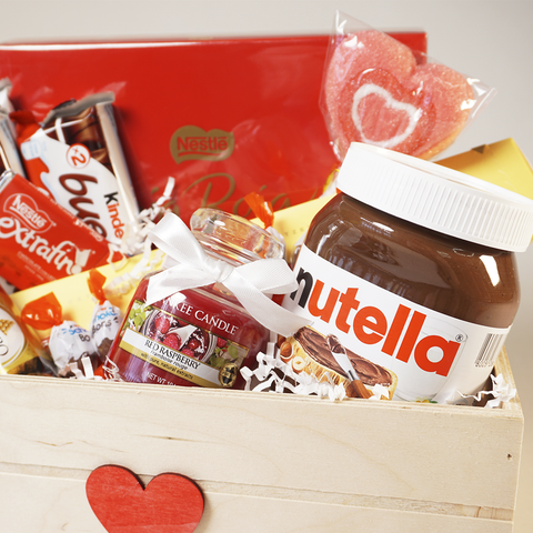 Caja con chocolates Premium para enamorados con llavero personalizado.