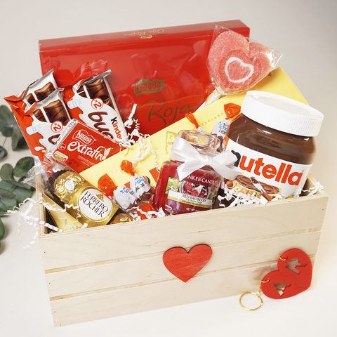 Caja con chocolates Premium para enamorados con llavero personalizado.