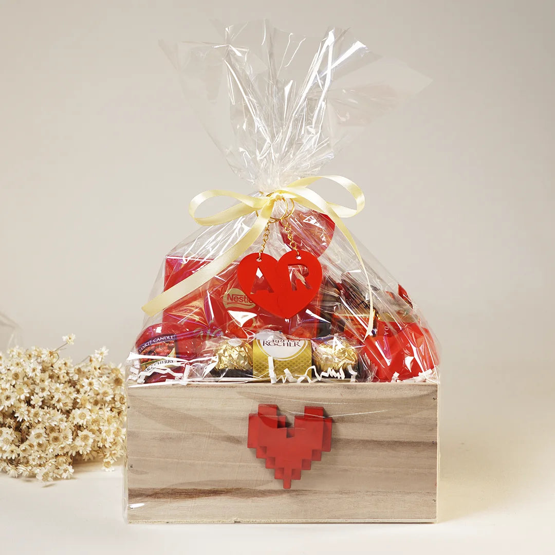 Caja de chocolates para enamorados. Pixel Love. Incluye llavero personalizado y corazón led