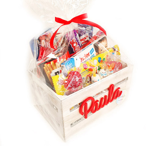 Caja de madera con chuches y nombre personalizado